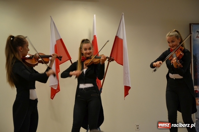 Zdjęcie w galerii na portalu naszraciborz.pl: Policjanci świętowali na zamku. Wręczono awanse i odznaczenia. Przyjechał szef śląskiej policji mianowany właśnie na generała wiadomości z regionu