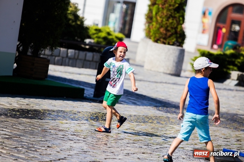 Zdjęcie w galerii na portalu naszraciborz.pl: Upał doskwiera. ZWiK uruchomił zraszacze wiadomości z regionu