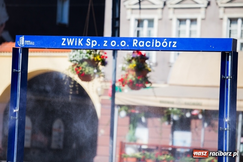 Zdjęcie w galerii na portalu naszraciborz.pl: Upał doskwiera. ZWiK uruchomił zraszacze wiadomości z regionu