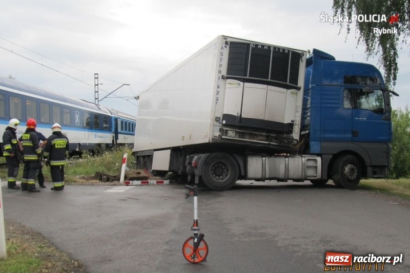 Zdjęcie w galerii na portalu naszraciborz.pl: Czerwionka-Leszczyny: TIR wjechał pod pociąg! Zobacz WIDEO wiadomości z regionu