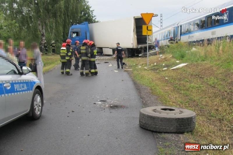 Zdjęcie w galerii na portalu naszraciborz.pl: Czerwionka-Leszczyny: TIR wjechał pod pociąg! Zobacz WIDEO wiadomości z regionu