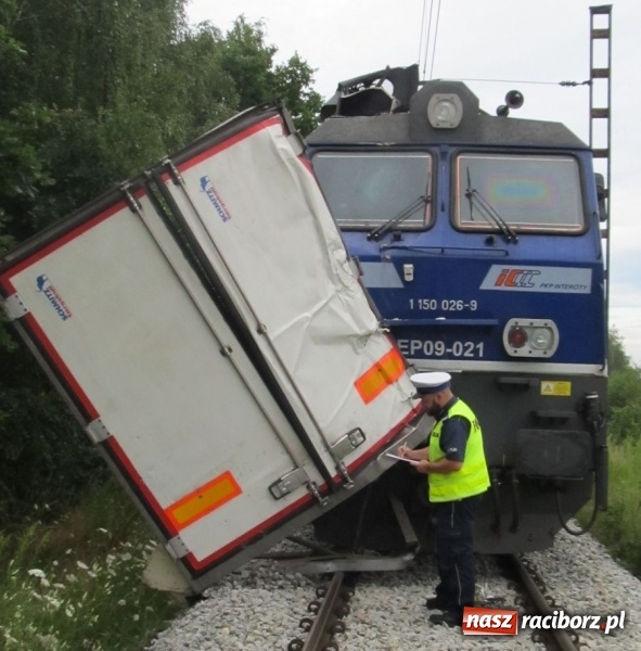 Zdjęcie w galerii na portalu naszraciborz.pl: Czerwionka-Leszczyny: TIR wjechał pod pociąg! Zobacz WIDEO wiadomości z regionu