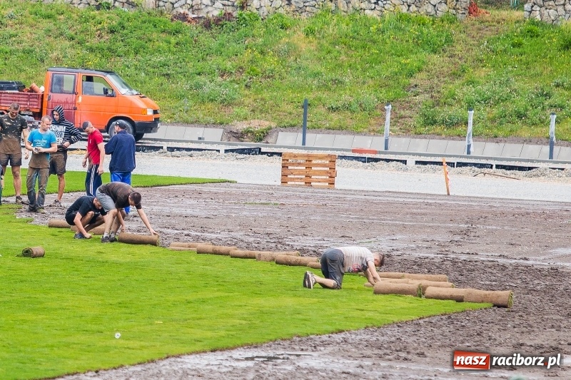 Zdjęcie w galerii na portalu naszraciborz.pl: Murawa raciborskiego stadionu już się zieleni  wiadomości z regionu