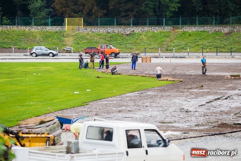 Zdjęcie w galerii na portalu naszraciborz.pl: Murawa raciborskiego stadionu już się zieleni  wiadomości z regionu