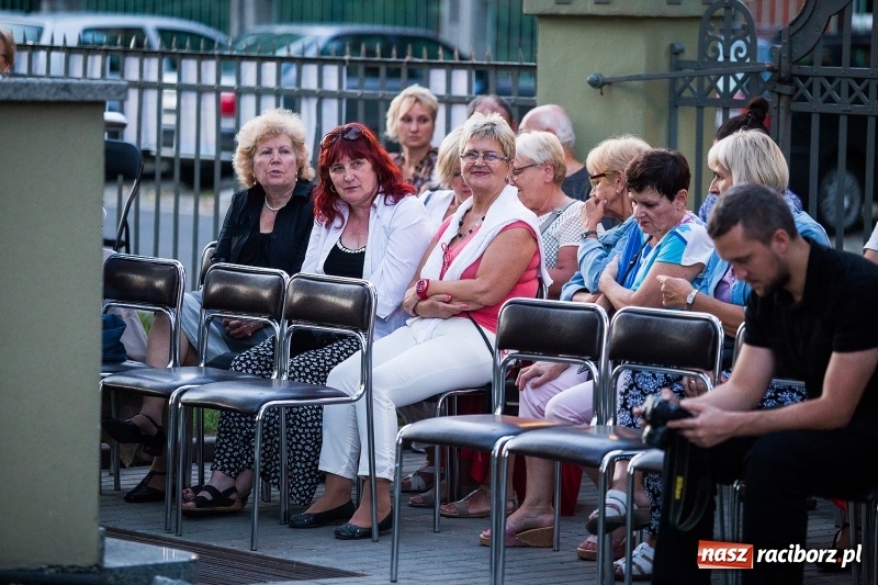 Zdjęcie w galerii na portalu naszraciborz.pl: Letni Teatr na Schodach w raciborskiej bibliotece wiadomości z regionu