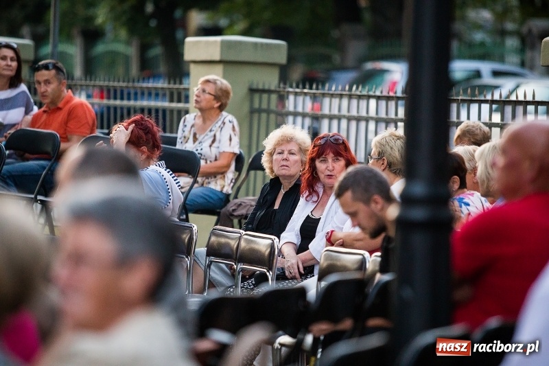 Zdjęcie w galerii na portalu naszraciborz.pl: Letni Teatr na Schodach w raciborskiej bibliotece wiadomości z regionu