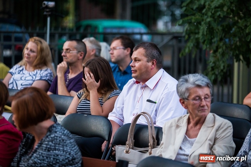 Zdjęcie w galerii na portalu naszraciborz.pl: Letni Teatr na Schodach w raciborskiej bibliotece wiadomości z regionu