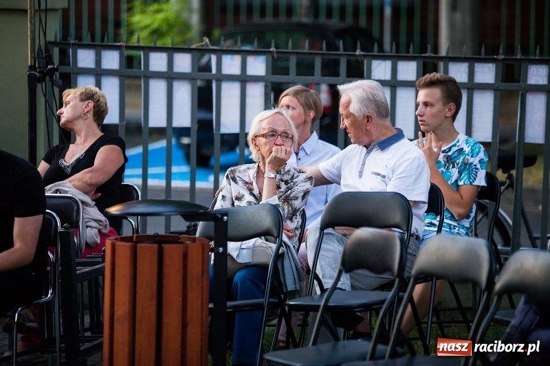 Zdjęcie w galerii na portalu naszraciborz.pl: Letni Teatr na Schodach w raciborskiej bibliotece wiadomości z regionu