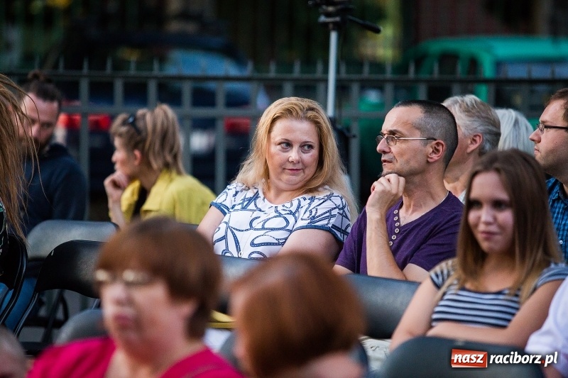Zdjęcie w galerii na portalu naszraciborz.pl: Letni Teatr na Schodach w raciborskiej bibliotece wiadomości z regionu