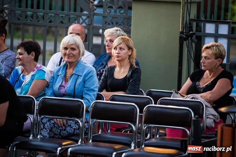 Zdjęcie w galerii na portalu naszraciborz.pl: Letni Teatr na Schodach w raciborskiej bibliotece wiadomości z regionu