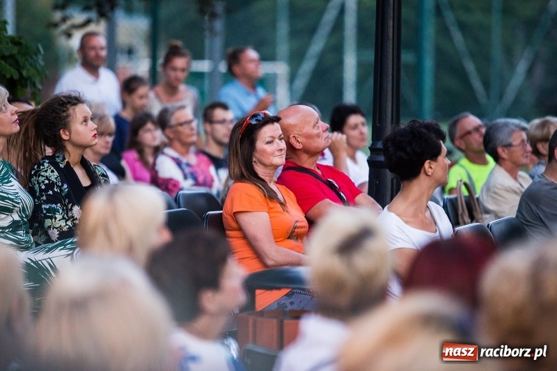 Zdjęcie w galerii na portalu naszraciborz.pl: Letni Teatr na Schodach w raciborskiej bibliotece wiadomości z regionu