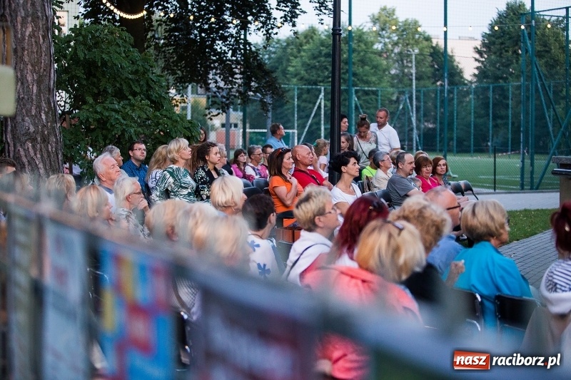 Zdjęcie w galerii na portalu naszraciborz.pl: Letni Teatr na Schodach w raciborskiej bibliotece wiadomości z regionu