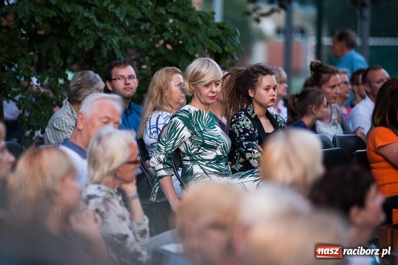 Zdjęcie w galerii na portalu naszraciborz.pl: Letni Teatr na Schodach w raciborskiej bibliotece wiadomości z regionu