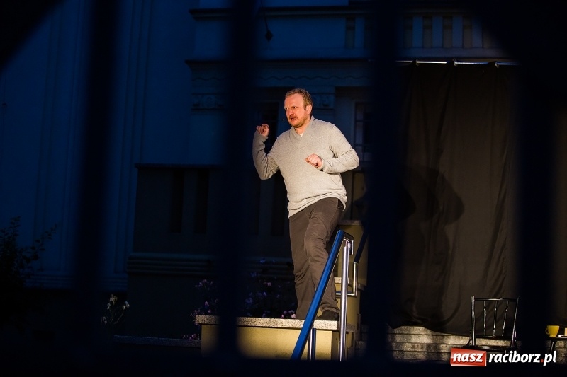 Zdjęcie w galerii na portalu naszraciborz.pl: Letni Teatr na Schodach w raciborskiej bibliotece wiadomości z regionu