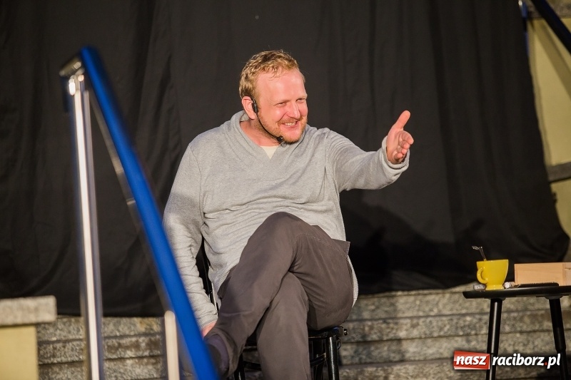 Zdjęcie w galerii na portalu naszraciborz.pl: Letni Teatr na Schodach w raciborskiej bibliotece wiadomości z regionu