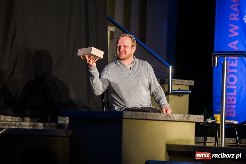 Zdjęcie w galerii na portalu naszraciborz.pl: Letni Teatr na Schodach w raciborskiej bibliotece wiadomości z regionu