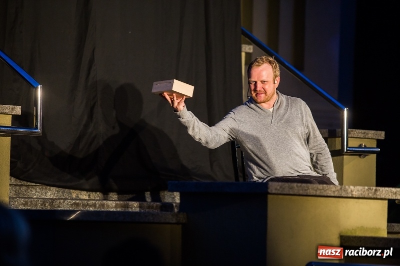 Zdjęcie w galerii na portalu naszraciborz.pl: Letni Teatr na Schodach w raciborskiej bibliotece wiadomości z regionu