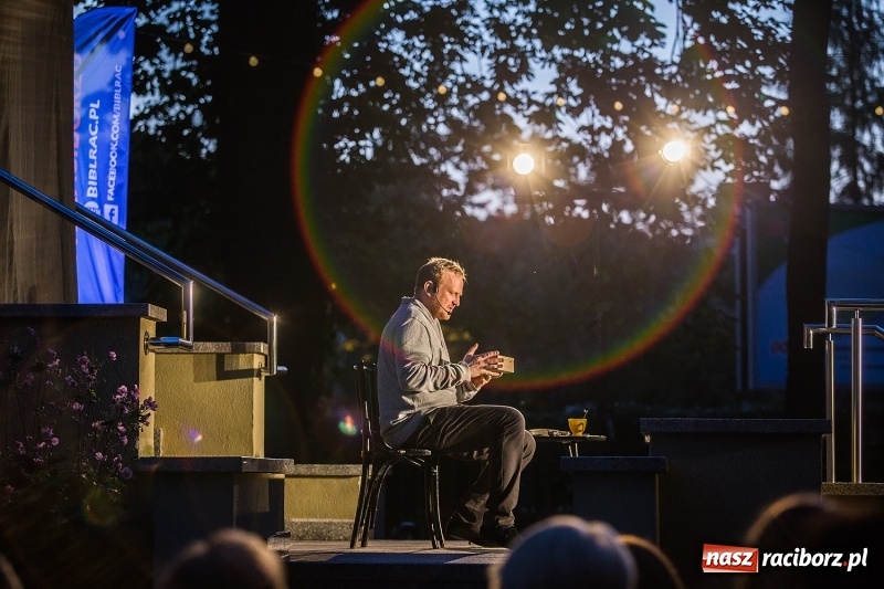 Zdjęcie w galerii na portalu naszraciborz.pl: Letni Teatr na Schodach w raciborskiej bibliotece wiadomości z regionu