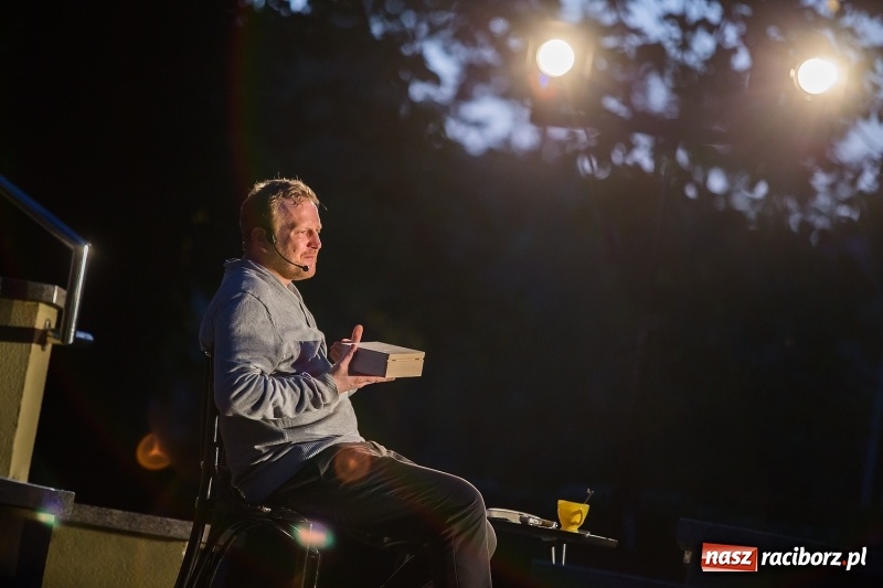 Zdjęcie w galerii na portalu naszraciborz.pl: Letni Teatr na Schodach w raciborskiej bibliotece wiadomości z regionu