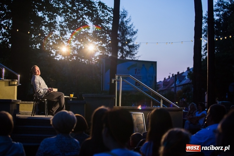 Zdjęcie w galerii na portalu naszraciborz.pl: Letni Teatr na Schodach w raciborskiej bibliotece wiadomości z regionu
