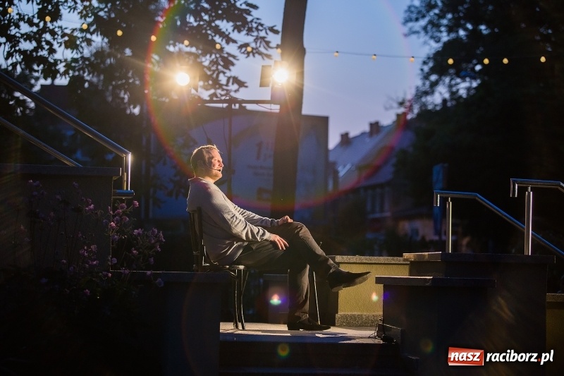 Zdjęcie w galerii na portalu naszraciborz.pl: Letni Teatr na Schodach w raciborskiej bibliotece wiadomości z regionu