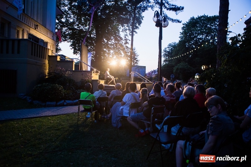 Zdjęcie w galerii na portalu naszraciborz.pl: Letni Teatr na Schodach w raciborskiej bibliotece wiadomości z regionu