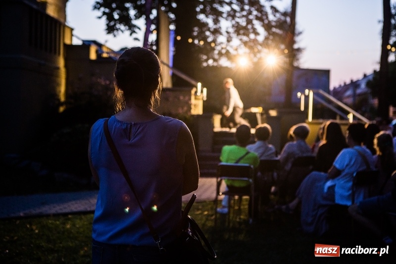 Zdjęcie w galerii na portalu naszraciborz.pl: Letni Teatr na Schodach w raciborskiej bibliotece wiadomości z regionu