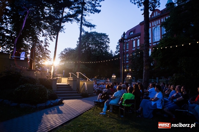 Zdjęcie w galerii na portalu naszraciborz.pl: Letni Teatr na Schodach w raciborskiej bibliotece wiadomości z regionu
