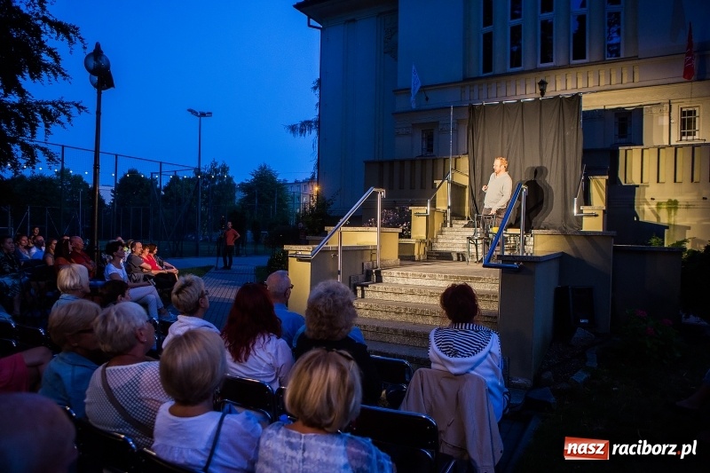 Zdjęcie w galerii na portalu naszraciborz.pl: Letni Teatr na Schodach w raciborskiej bibliotece wiadomości z regionu