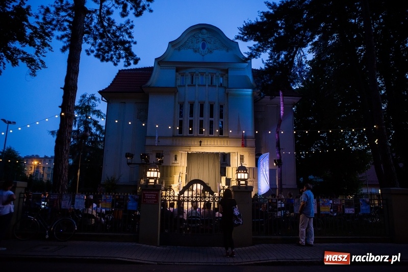 Zdjęcie w galerii na portalu naszraciborz.pl: Letni Teatr na Schodach w raciborskiej bibliotece wiadomości z regionu