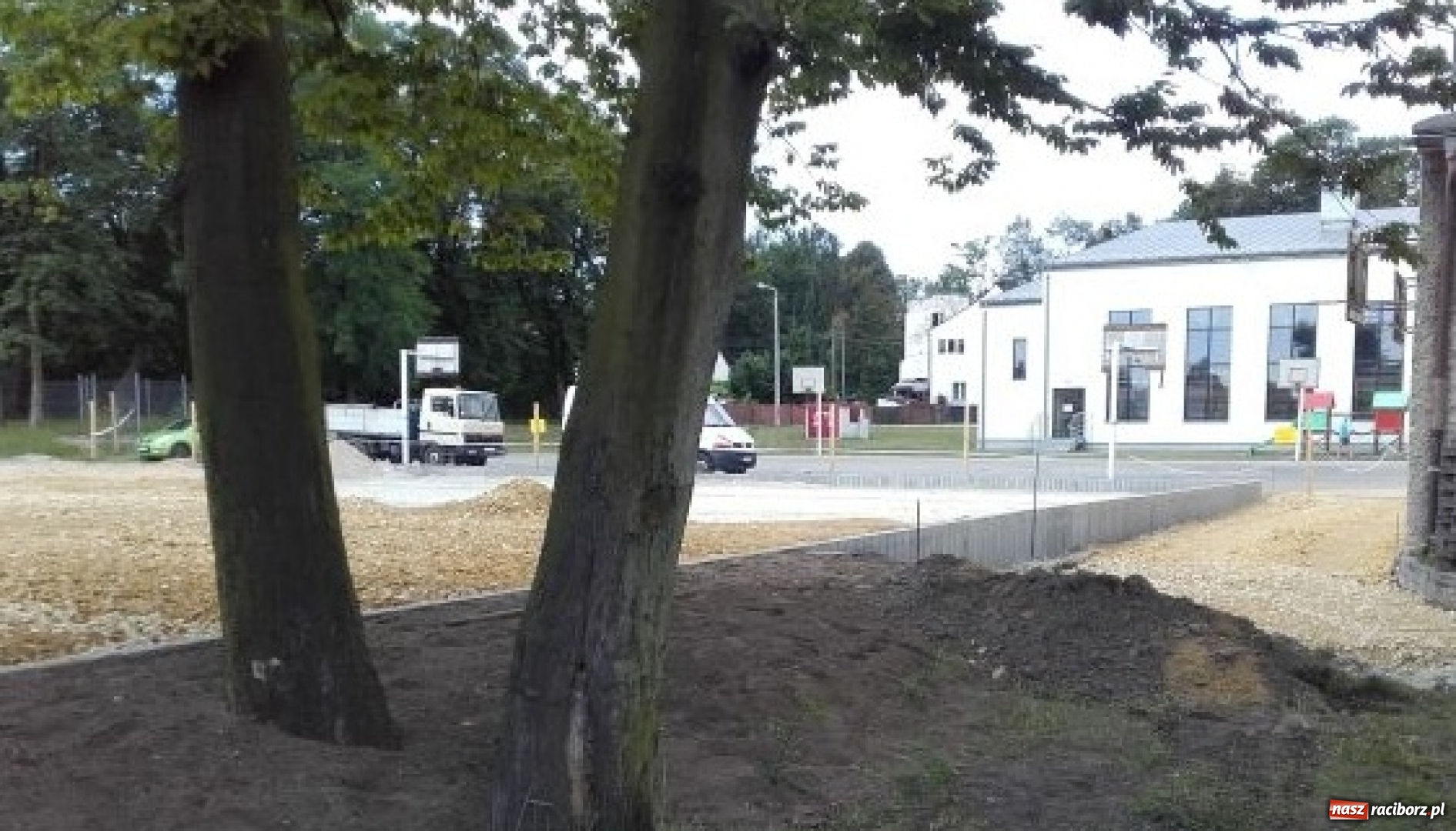 Zdjęcie w galerii na portalu naszraciborz.pl: Szkoła w Rudach będzie miała nowe boisko wielofunkcyjne  wiadomości z regionu