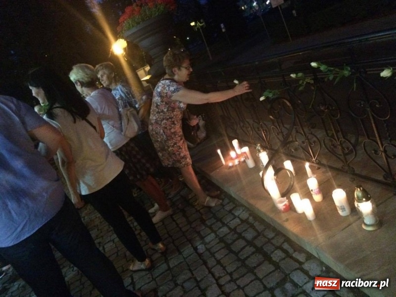 Zdjęcie w galerii na portalu naszraciborz.pl: Obywatelski protest przeciwko reformie sądownictwa także w Raciborzu  wiadomości z regionu