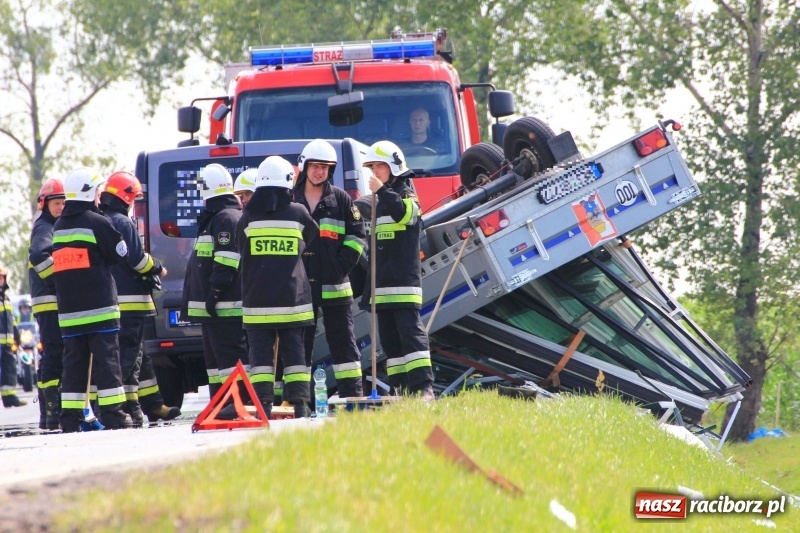 Zdjęcie w galerii na portalu naszraciborz.pl: Przyczepka z oknami przewróciła się na trasie Racibórz - Pietrowice Wielkie wiadomości z regionu