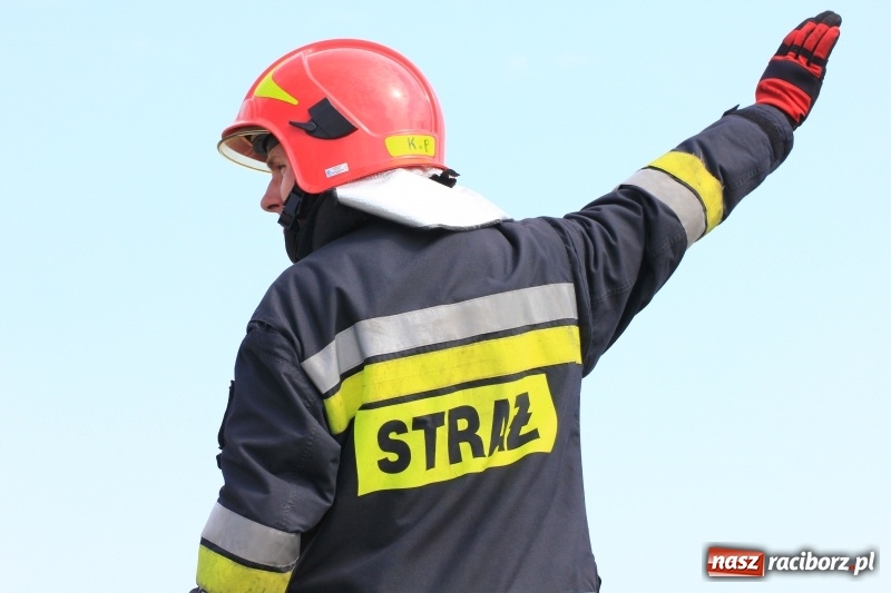 Zdjęcie w galerii na portalu naszraciborz.pl: Przyczepka z oknami przewróciła się na trasie Racibórz - Pietrowice Wielkie wiadomości z regionu