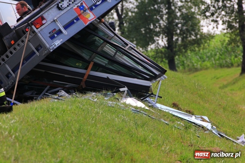 Zdjęcie w galerii na portalu naszraciborz.pl: Przyczepka z oknami przewróciła się na trasie Racibórz - Pietrowice Wielkie wiadomości z regionu
