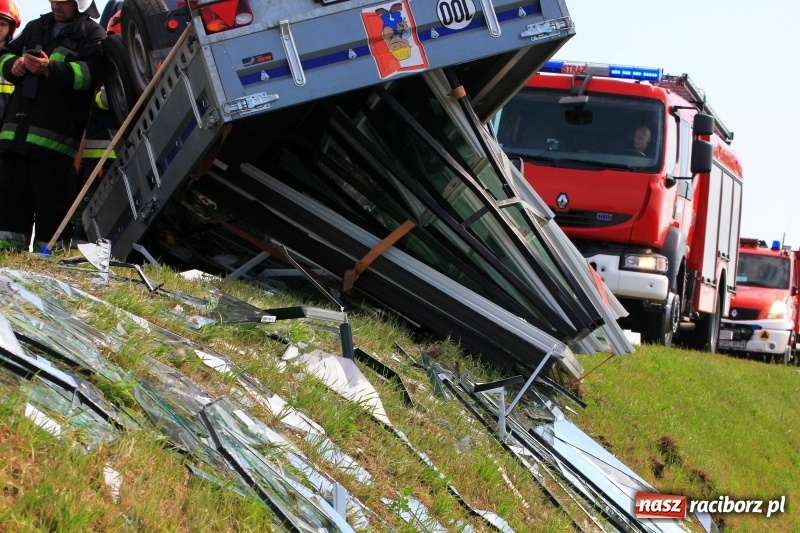 Zdjęcie w galerii na portalu naszraciborz.pl: Przyczepka z oknami przewróciła się na trasie Racibórz - Pietrowice Wielkie wiadomości z regionu