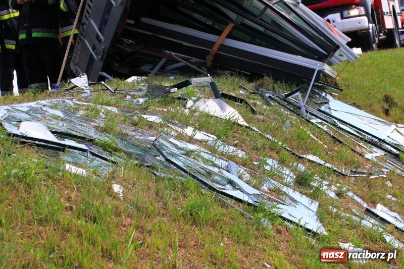 Zdjęcie w galerii na portalu naszraciborz.pl: Przyczepka z oknami przewróciła się na trasie Racibórz - Pietrowice Wielkie wiadomości z regionu