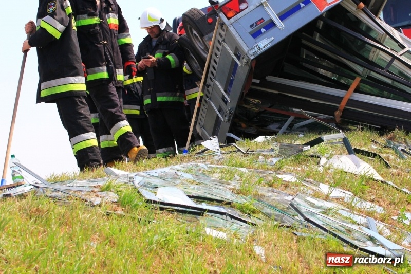 Zdjęcie w galerii na portalu naszraciborz.pl: Przyczepka z oknami przewróciła się na trasie Racibórz - Pietrowice Wielkie wiadomości z regionu