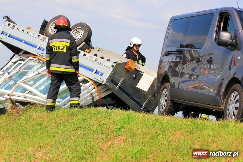 Zdjęcie w galerii na portalu naszraciborz.pl: Przyczepka z oknami przewróciła się na trasie Racibórz - Pietrowice Wielkie wiadomości z regionu