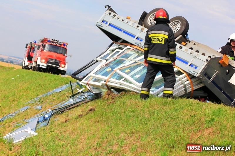 Zdjęcie w galerii na portalu naszraciborz.pl: Przyczepka z oknami przewróciła się na trasie Racibórz - Pietrowice Wielkie wiadomości z regionu