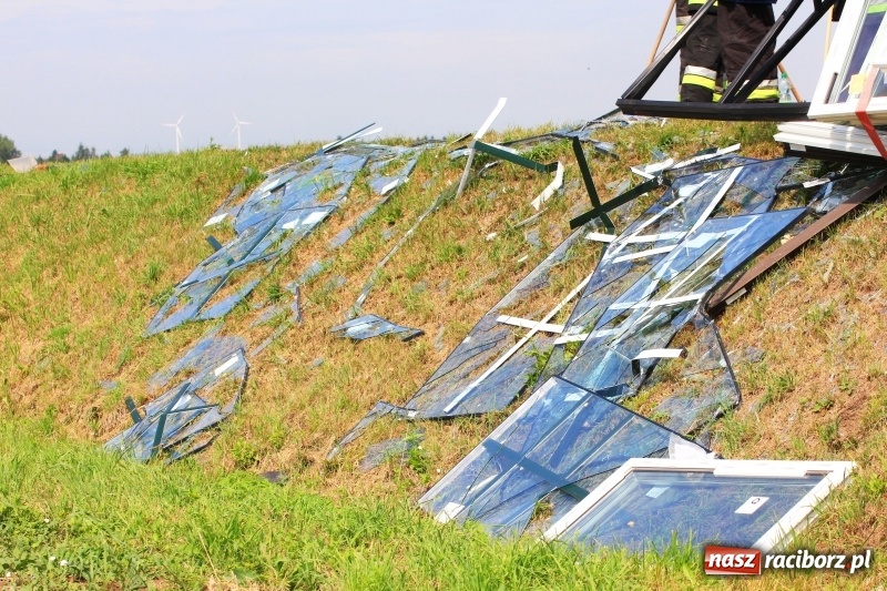 Zdjęcie w galerii na portalu naszraciborz.pl: Przyczepka z oknami przewróciła się na trasie Racibórz - Pietrowice Wielkie wiadomości z regionu