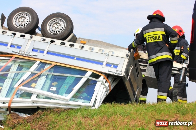 Zdjęcie w galerii na portalu naszraciborz.pl: Przyczepka z oknami przewróciła się na trasie Racibórz - Pietrowice Wielkie wiadomości z regionu