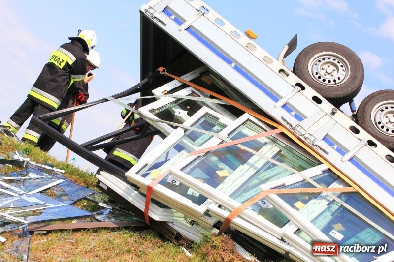 Zdjęcie w galerii na portalu naszraciborz.pl: Przyczepka z oknami przewróciła się na trasie Racibórz - Pietrowice Wielkie wiadomości z regionu