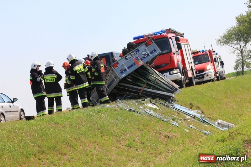Zdjęcie w galerii na portalu naszraciborz.pl: Przyczepka z oknami przewróciła się na trasie Racibórz - Pietrowice Wielkie wiadomości z regionu