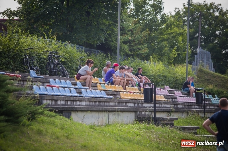 Zdjęcie w galerii na portalu naszraciborz.pl: Sparingowy remis przy Tuwima wiadomości z regionu