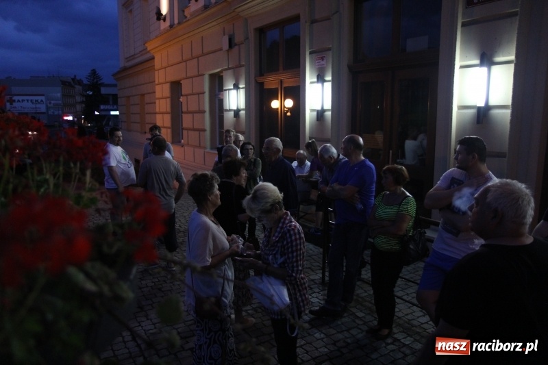 Zdjęcie w galerii na portalu naszraciborz.pl: 120 osób protestowało pod sądem! Do zgromadzonych zwróciła się poseł Gabriela Lenartowicz wiadomości z regionu