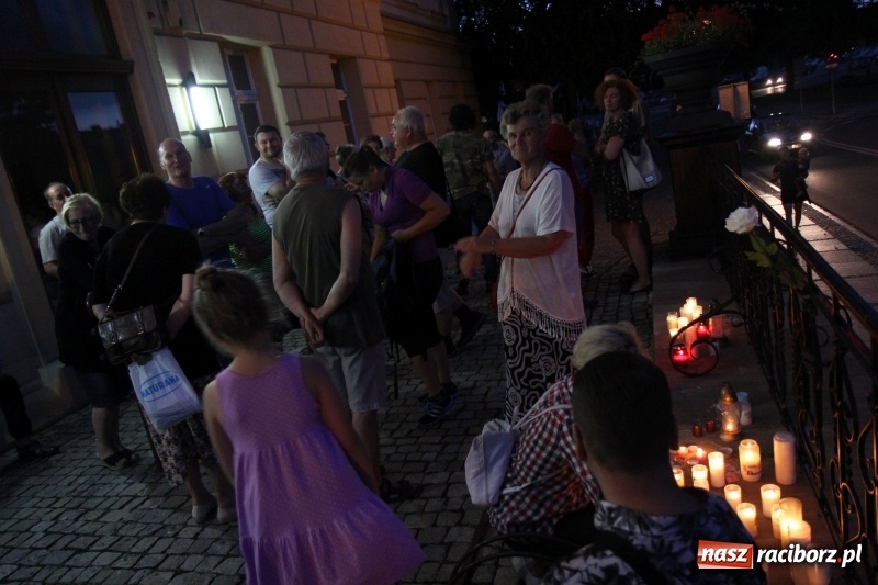 Zdjęcie w galerii na portalu naszraciborz.pl: 120 osób protestowało pod sądem! Do zgromadzonych zwróciła się poseł Gabriela Lenartowicz wiadomości z regionu
