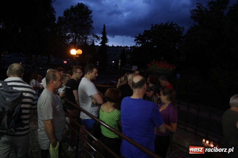 Zdjęcie w galerii na portalu naszraciborz.pl: 120 osób protestowało pod sądem! Do zgromadzonych zwróciła się poseł Gabriela Lenartowicz wiadomości z regionu