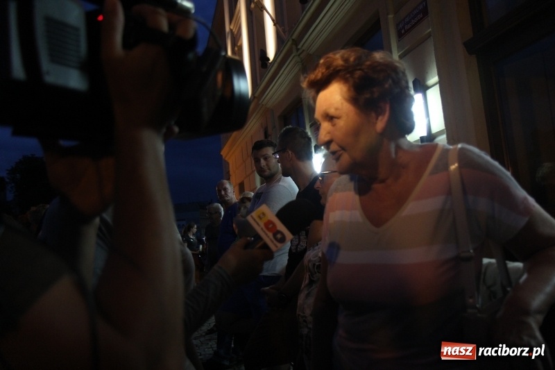 Zdjęcie w galerii na portalu naszraciborz.pl: 120 osób protestowało pod sądem! Do zgromadzonych zwróciła się poseł Gabriela Lenartowicz wiadomości z regionu