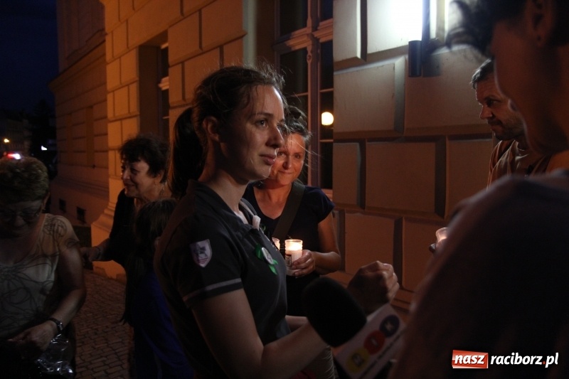 Zdjęcie w galerii na portalu naszraciborz.pl: 120 osób protestowało pod sądem! Do zgromadzonych zwróciła się poseł Gabriela Lenartowicz wiadomości z regionu
